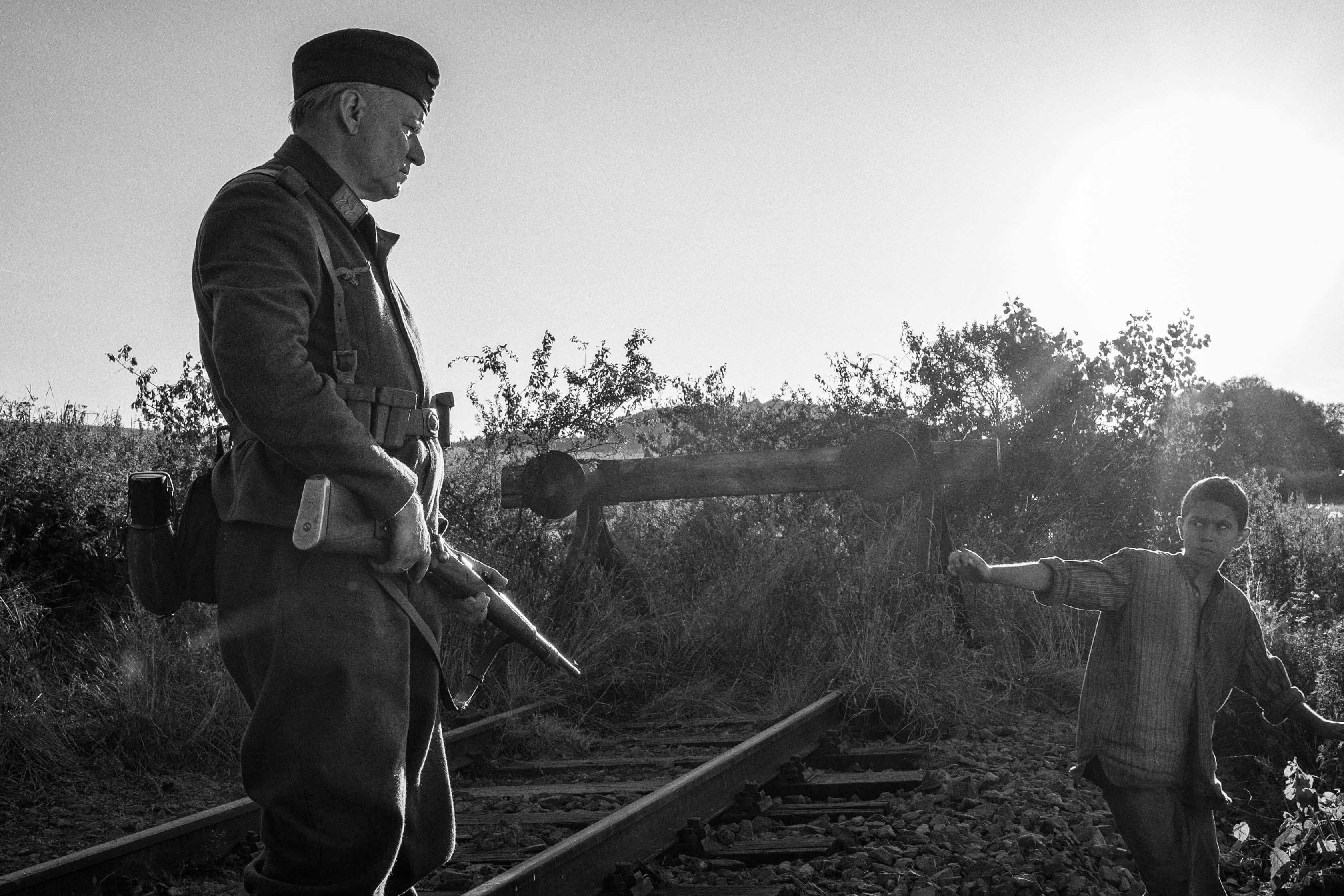 Největší český film za poslední dekádu nebo násilná slátanina? Jak si stojí Nabarvené ptáče?